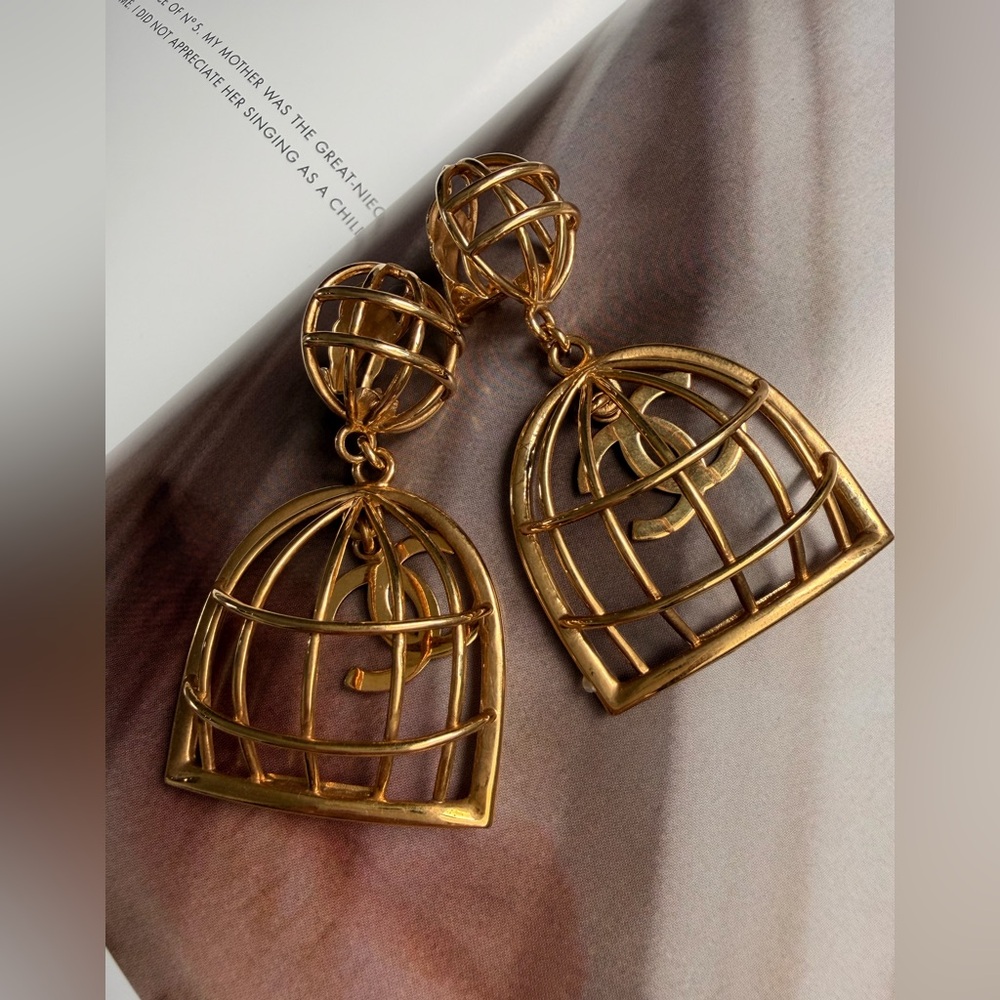 24K gold plated CHANEL vintage caged CC clip on earrings 1993, Rihanna - Picture 4 of 14